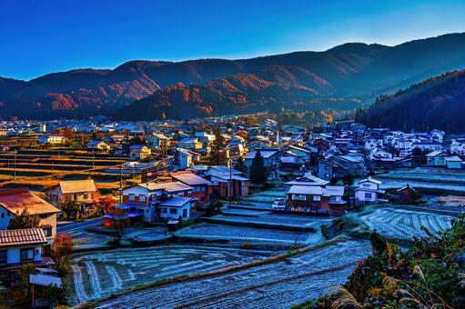 早朝の霜降る野沢温泉村と秋の山々 田舎,初霜,集落の写真素材