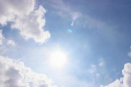 夏の青空と太陽 夏の青空と太陽の写真