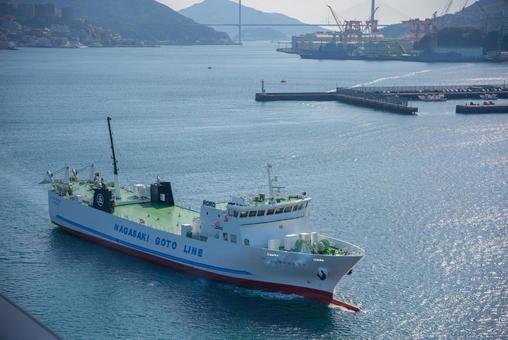 長崎港を航行する大型フェリー 長崎,長崎港,港町の写真素材