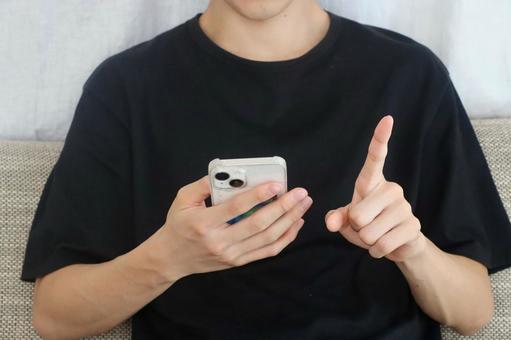 スマホを持つ男性 スマホを持つ男性 スマホ,男性,ビジネスの写真素材