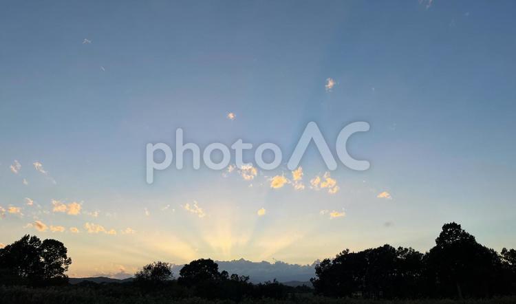夕暮れ時の光芒 夕焼け,夕日,空の写真素材