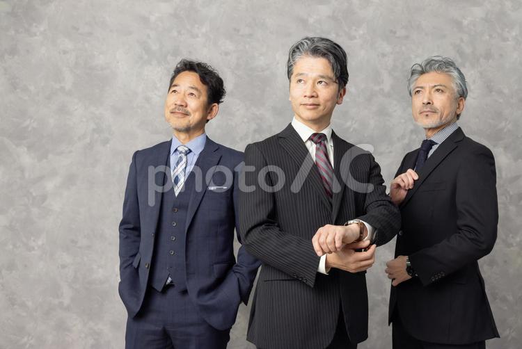 見上げるミドルエイジ男性ビジネスパーソン ビジネスマン,エグゼクティブ,見上げるの写真素材