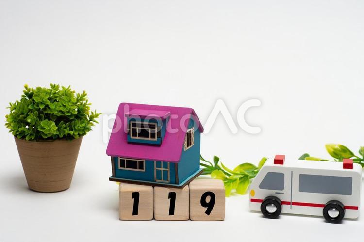 119番を受けて住宅に駆け付ける救急車 119番,通報,急病人の写真素材
