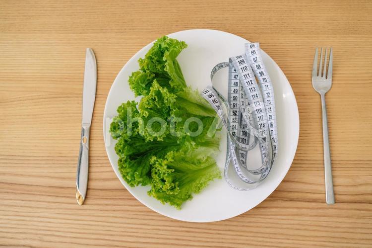 真上から見た皿にのっているレタスとメジャー 食事,食べ物,単品の写真素材