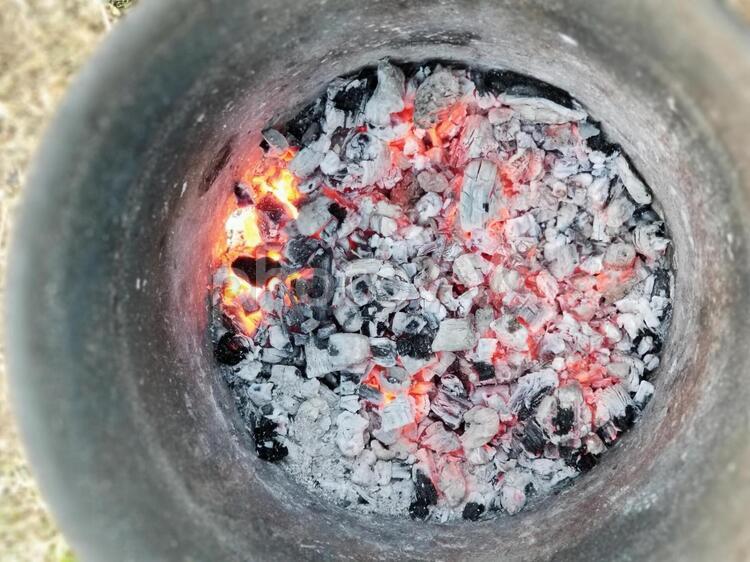 缶の中で燃える炭と灰 屋外,薪,ストーブの写真素材
