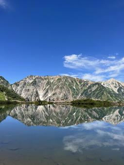 夏の八方池 夏の八方池 八方池,八方池リフレクション,唐松岳の写真素材