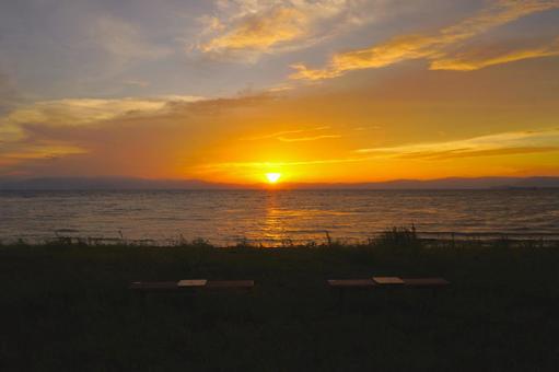 近江湖の辺の道から見る夕日⑤ 滋賀県長浜 近江湖の辺の道から見る夕日⑤ 滋賀県長浜 夕日,夕陽,夕景の写真素材