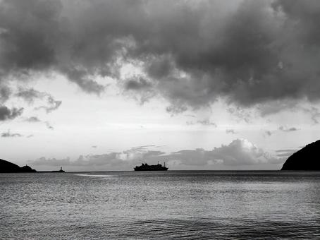 早朝の海と船のシルエット 早朝の海と船のシルエット 海,船,シルエットの写真素材