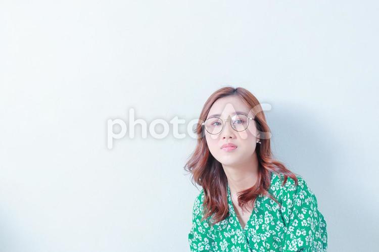眼鏡をかけた緑色のワンピースの若い女性 女性,日本人,若いの写真素材