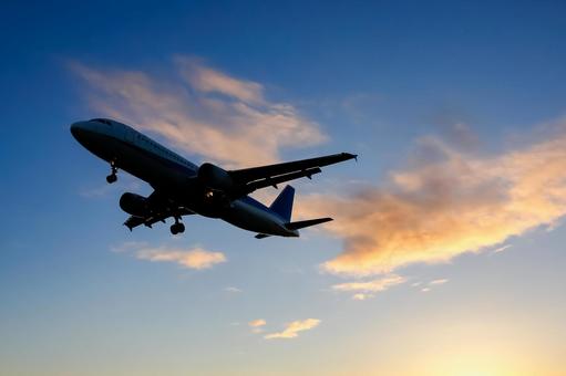 朝焼けと飛行機のシルエット 飛行機,シルエット,空の写真素材