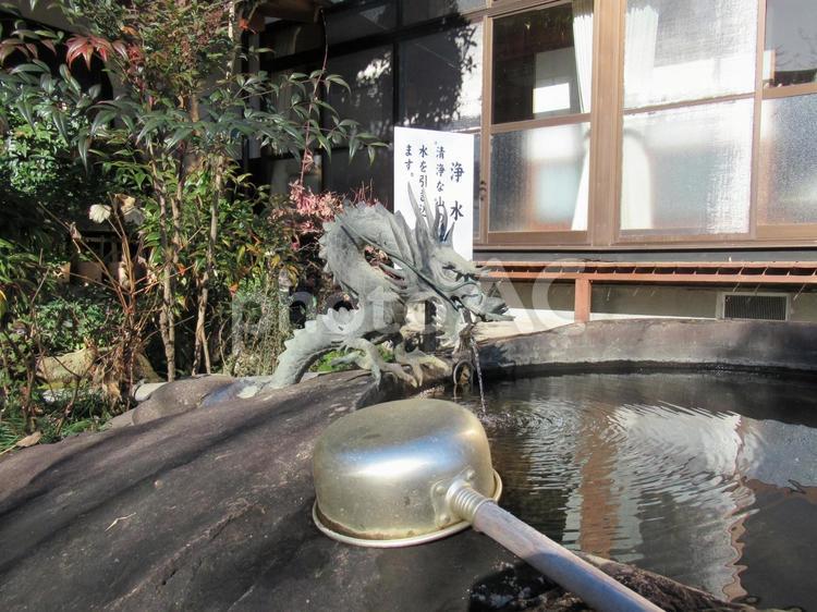 手水場の水を出し続ける龍の彫像 手水,水,清めるの写真素材