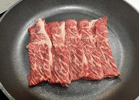 肉 肉 生肉,焼肉,フライパンの写真素材