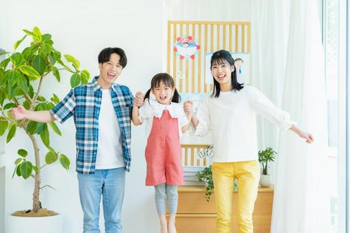 部屋で遊ぶ家族 家族,笑顔,遊ぶの写真素材