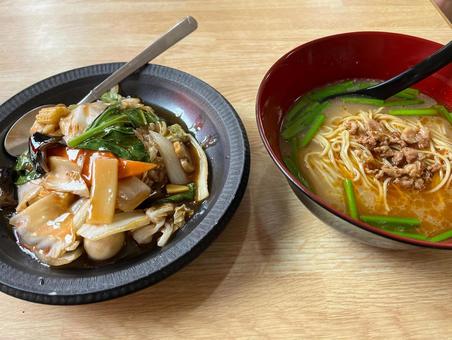五目あんかけと台湾ラーメンセット 五目あんかけと台湾ラーメンセットの写真