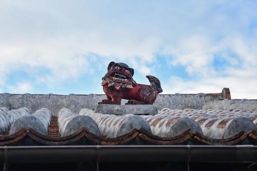 屋根の上のシーサー（おきなわワールド） シーサー,おきなわワールド,屋根の写真素材