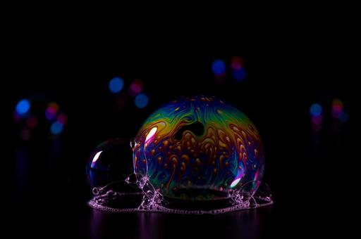 虹色に輝く泡の写真