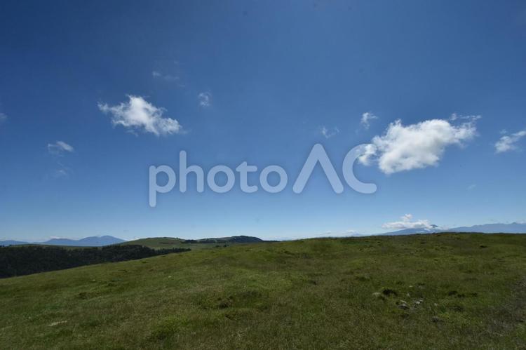 美ヶ原高原　青い空と白い雲 風景,自然,空の写真素材