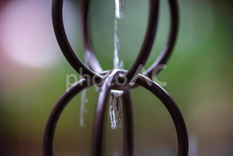 雨がしたたり落ちる 雨,雨粒,樋の写真素材