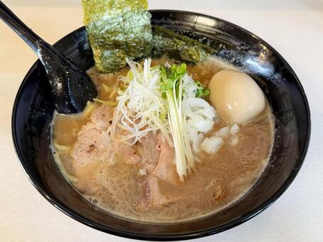 魚介豚骨ラーメン＋煮卵 魚介豚骨ラーメン,らーめん,ラーメンの写真素材