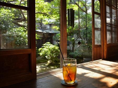 縁側で飲む夏の麦茶 縁側で飲む夏の麦茶の写真