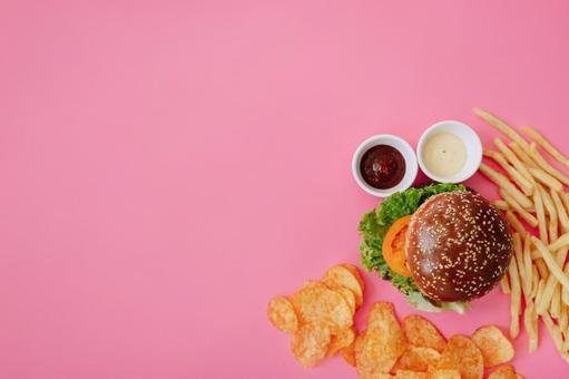 右下角にハンバーガーとポテトとナチョス 右下角にハンバーガーとポテトとナチョスの写真