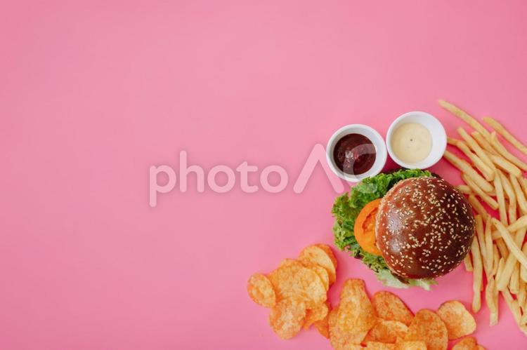 右下角にハンバーガーとポテトとナチョス ハンバーガー,パン,食事の写真素材
