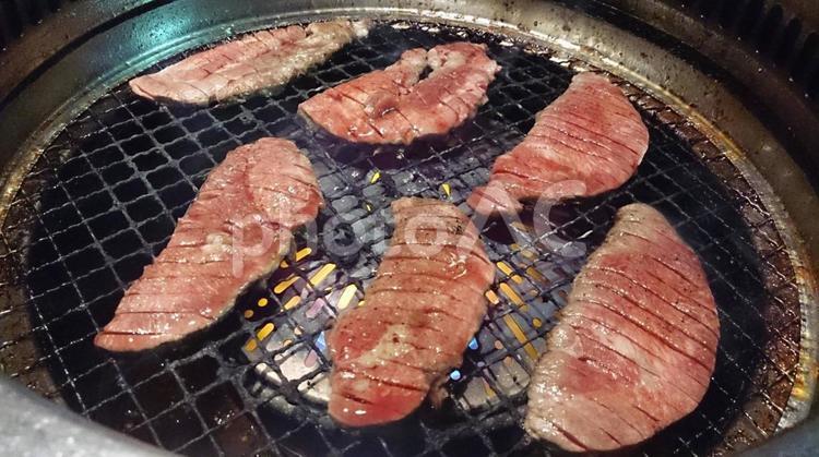 焼肉食べ放題で一切れ毎ではないけど網の上に載せてみた お肉,バーベキュー,ステーキの写真素材