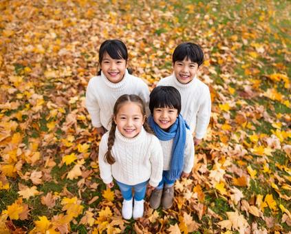 仲良しの子供たちの笑顔 仲良しの子供たちの笑顔の写真