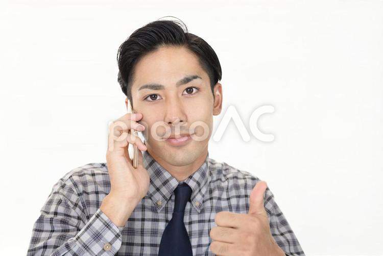 スマートフォンを持つ男性 男性,サラリーマン,ビジネスマンの写真素材