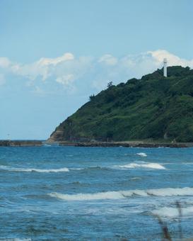 青い海と緑の丘に立つ白い灯台の風景 青い海と緑の丘に立つ白い灯台の風景 灯台,海,青い海の写真素材