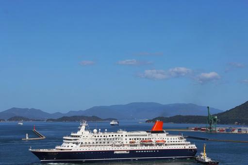 １０月中旬の高松港を出港するにっぽん丸 にっぽん丸,クルーズ船,旅客船の写真素材