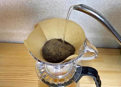 コーヒーを淹れる 豆をハンドドリップ コーヒーを淹れる 豆をハンドドリップ コーヒー,焙煎,coffeeの写真素材