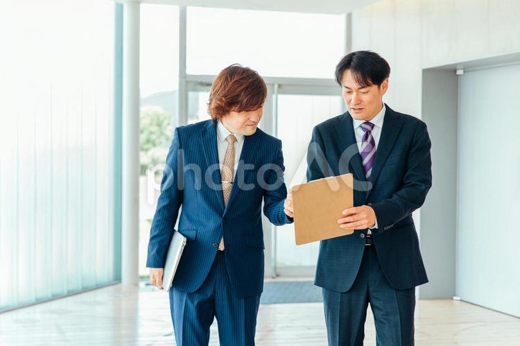 オフィスにいるビジネスマン（話す） オフィス,ビジネスマン,話すの写真素材