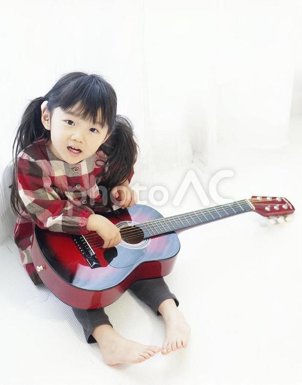 ギターをかかえた女の子 女の子,子供,3歳の写真素材