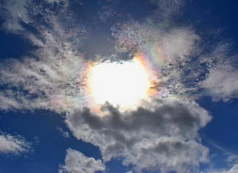 秋の日暈 日暈,ハロ,青空の写真素材