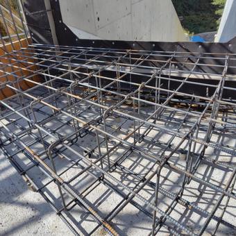 ため池改修工事の洪水吐・移行部の鉄筋の写真