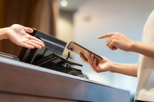 ショッピングをしてモバイル決済をする女性 モバイル決済,ショッピング,買い物の写真素材