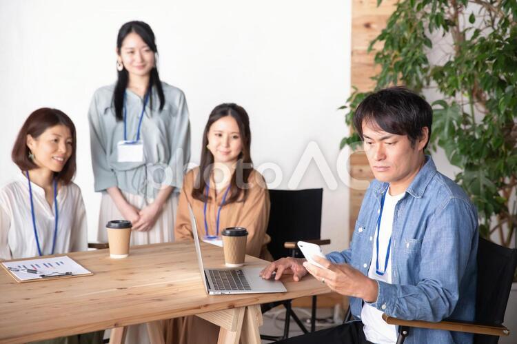 服装自由な会社でスマホを使う会社員 スマホ,ビジネス,スマートフォンの写真素材