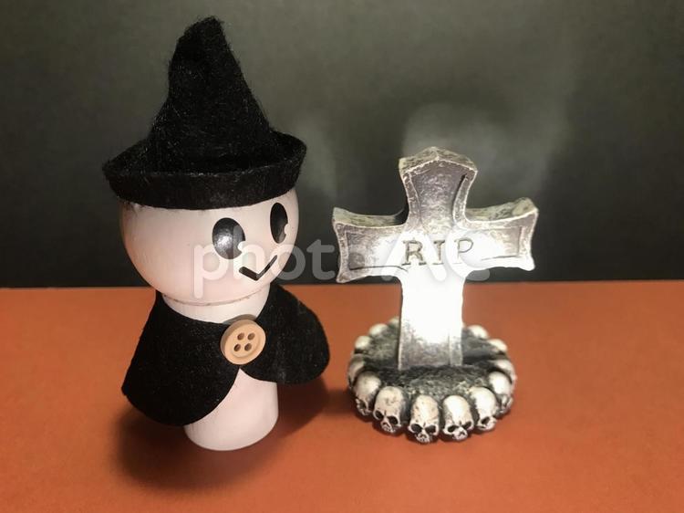 お墓、かわいいオバケの人形、ハロウィンイメージ ハロウィン,ハロウィーン,ハロウィン祭りの写真素材