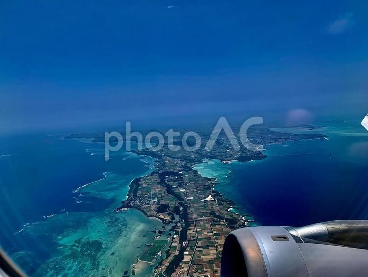 大好きな宮古島へむかう、飛行機の中から。 スカイブルー,空,海の写真素材