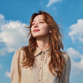 自然の美しさに溶け込む、癒やしの笑顔 自然の美しさに溶け込む、癒やしの笑顔の写真