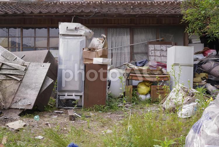 古民家に山積みされた粗大ゴミ 不法投棄,粗大ゴミ,ゴミ屋敷の写真素材