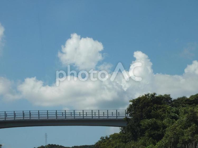 跨道橋の上に上る夏の雲 雲,夏,白いの写真素材