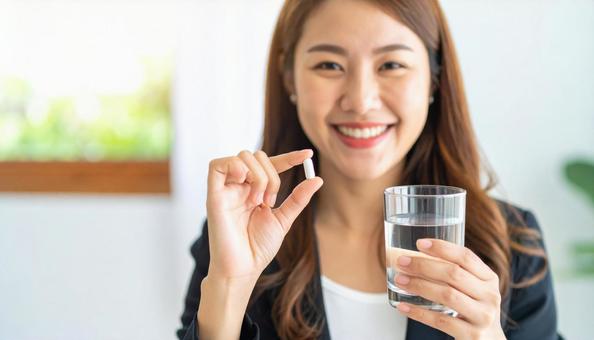 薬を飲む女性 薬を飲む女性の写真