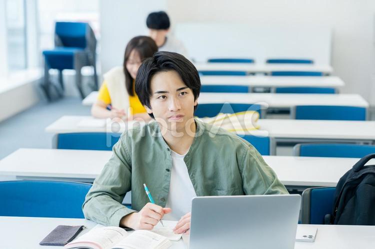 教室で授業を受ける大学生 大学生,教室,笑顔の写真素材