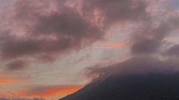 夕焼けに染まる山と雲のシルエット 夕焼け,山,雲の写真素材