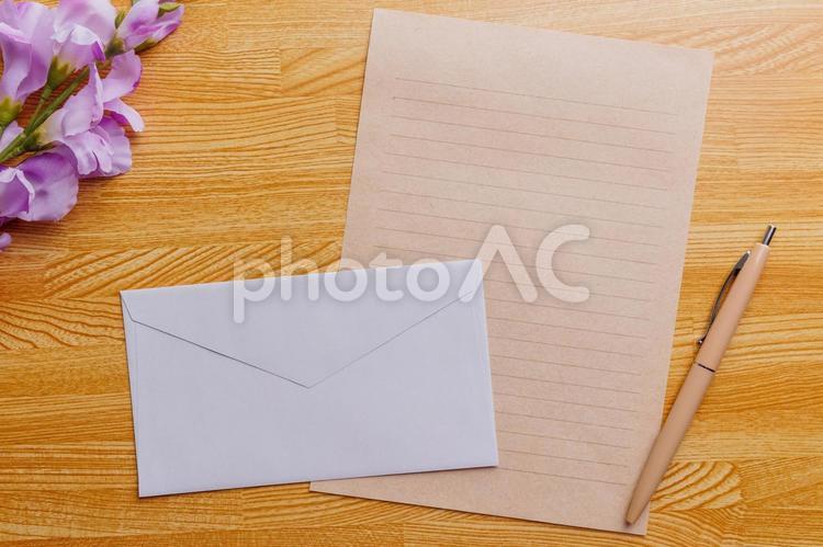 机に置かれたレターセット 封筒,手紙,レターの写真素材