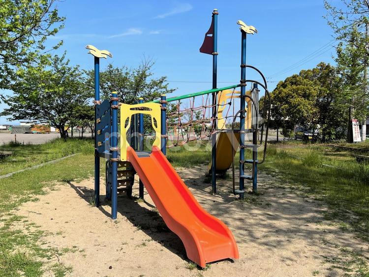 小さな公園の滑り台 遊具,滑り台,公園の写真素材