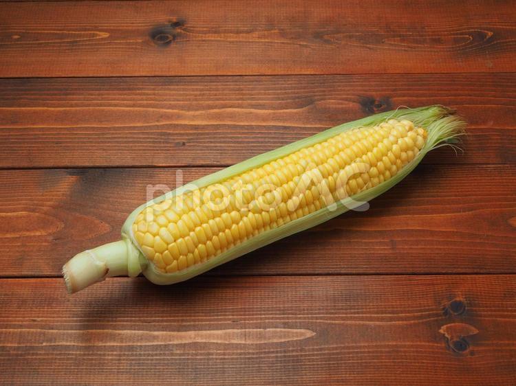 とうもろこし とうもろこし,テーブル,夏野菜の写真素材