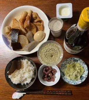 あきたこまち昆布ご飯、おでんなどの夕食 あきたこまち昆布ご飯、おでんなどの夕食の写真